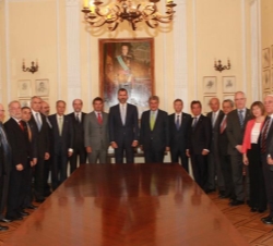 Don Felipe junto a la Junta Directora del Instituto de la Ingeniería de España